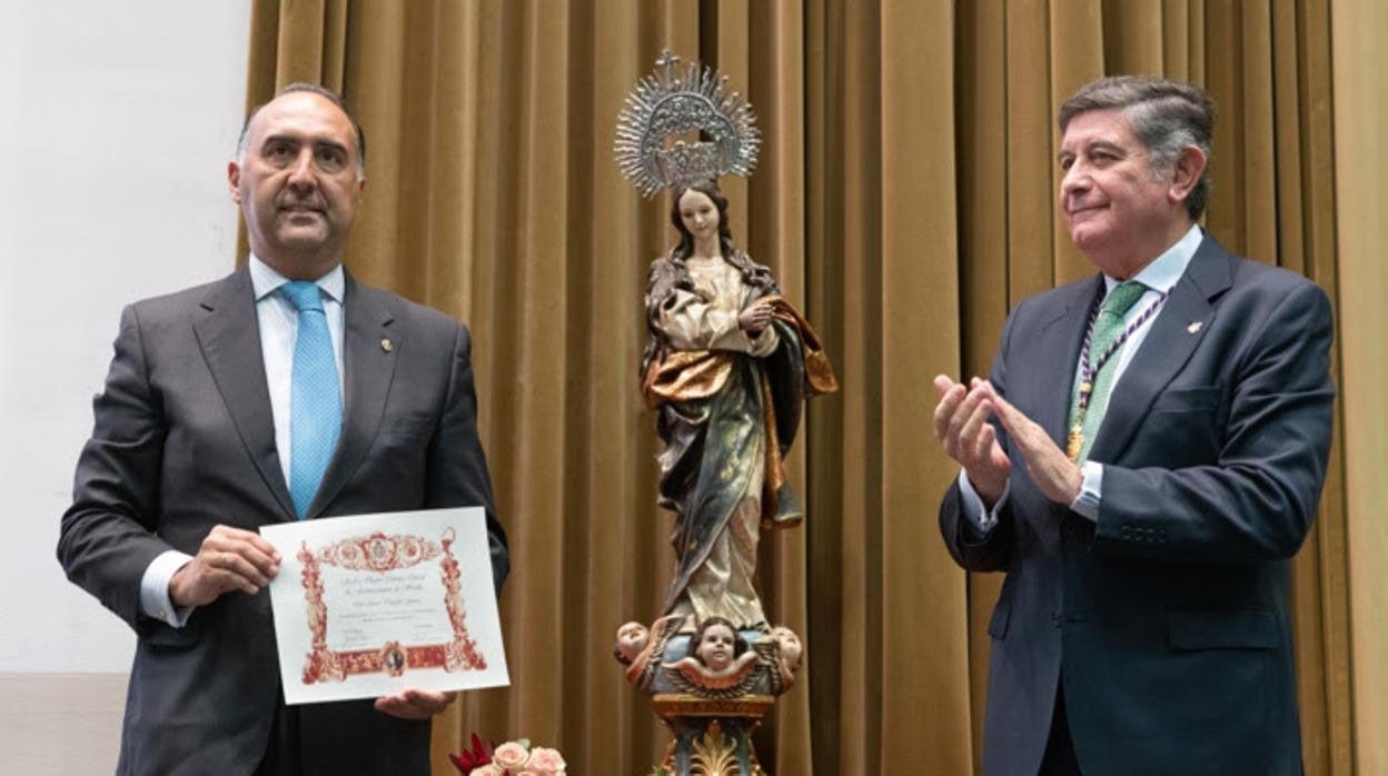 En la imagen, el colegiado y Hermano Mayor de la Hermandad de la Candelaria, Álvaro Delgado Gómez, junto al presidente del Real e Ilustre Colegio de Farmacéuticos de Sevilla, Manuel Pérez