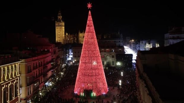 El pico más alto de luces led de Europa ya brilla en la plaza de San Francisco