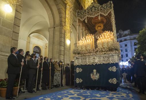 La Candelaria pisando la alfombra de sal en el andén del Ayuntamiento