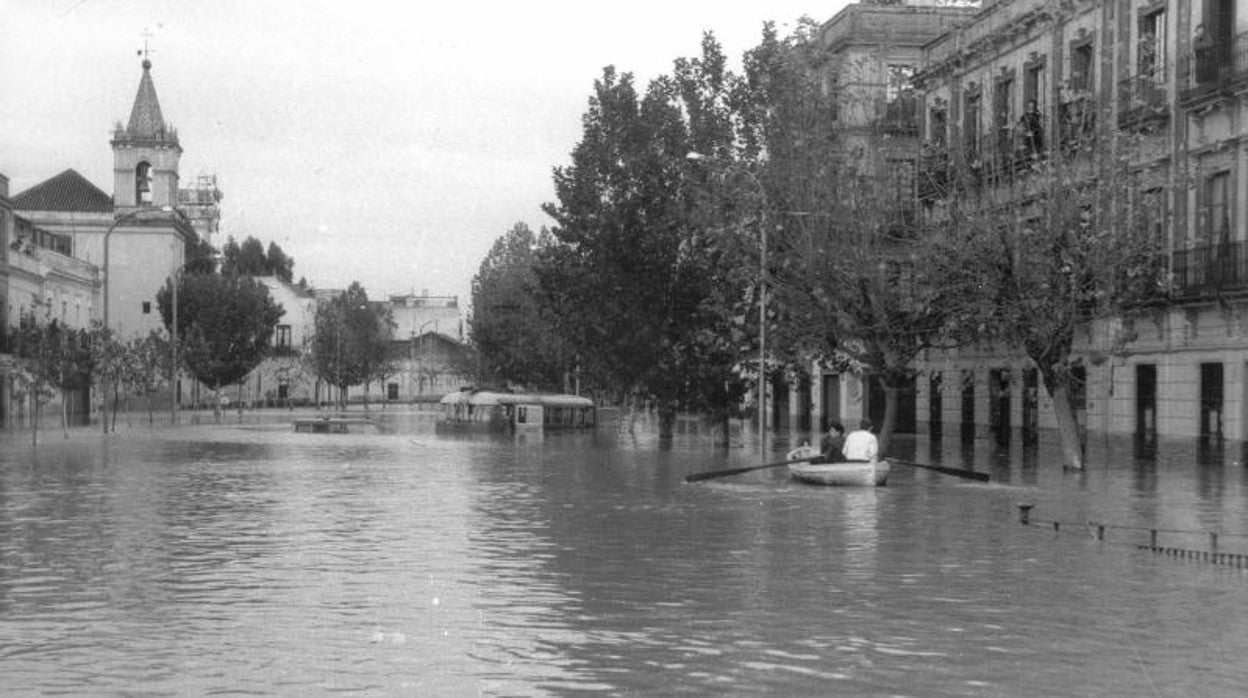 La calle Luis Montoto, anegada por las aguas del Tamarguillo. A la izquierda, San Benito