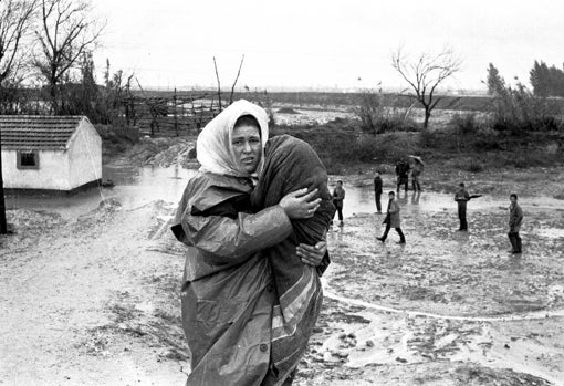 Todo el dramatismo de la riada está contenido en esta imagen de una madre con su crío en brazos