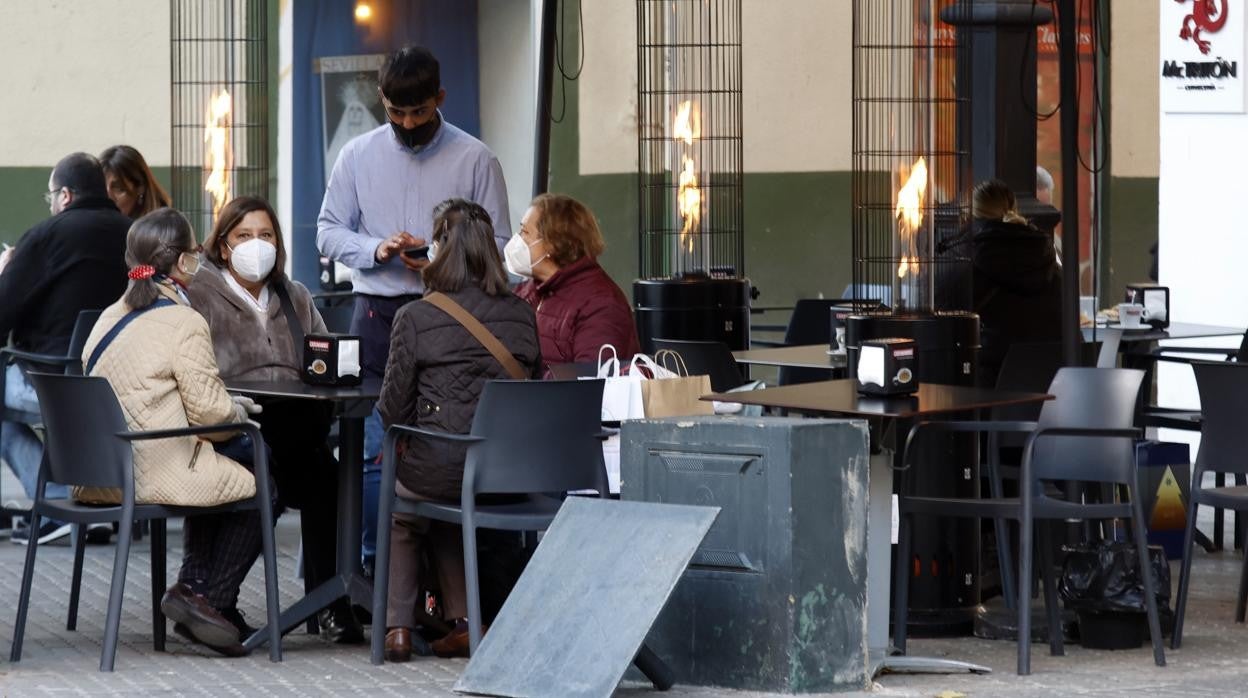 Una terraza de un bar con estufas