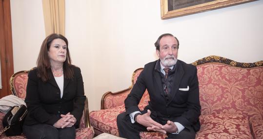 María Jesús Gimeno y Juan Piñeyro atienden a ABC de Sevilla en la sede del Colegio de Abogados de Sevilla