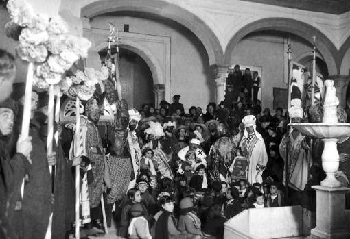 Fiesta de los niños con el ilustre literato Jacinto Benavente
