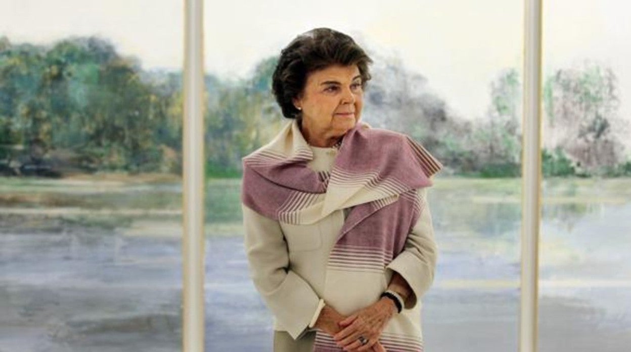 Carmen Laffón ante una de sus más célebres obras