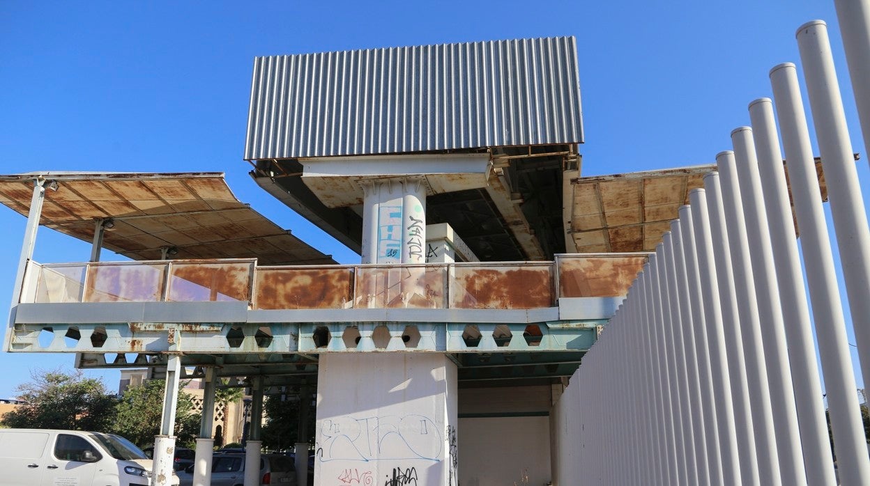 Terminal del viejo telecabina de la Expo 92, abandonada y absolutamente deteriorada
