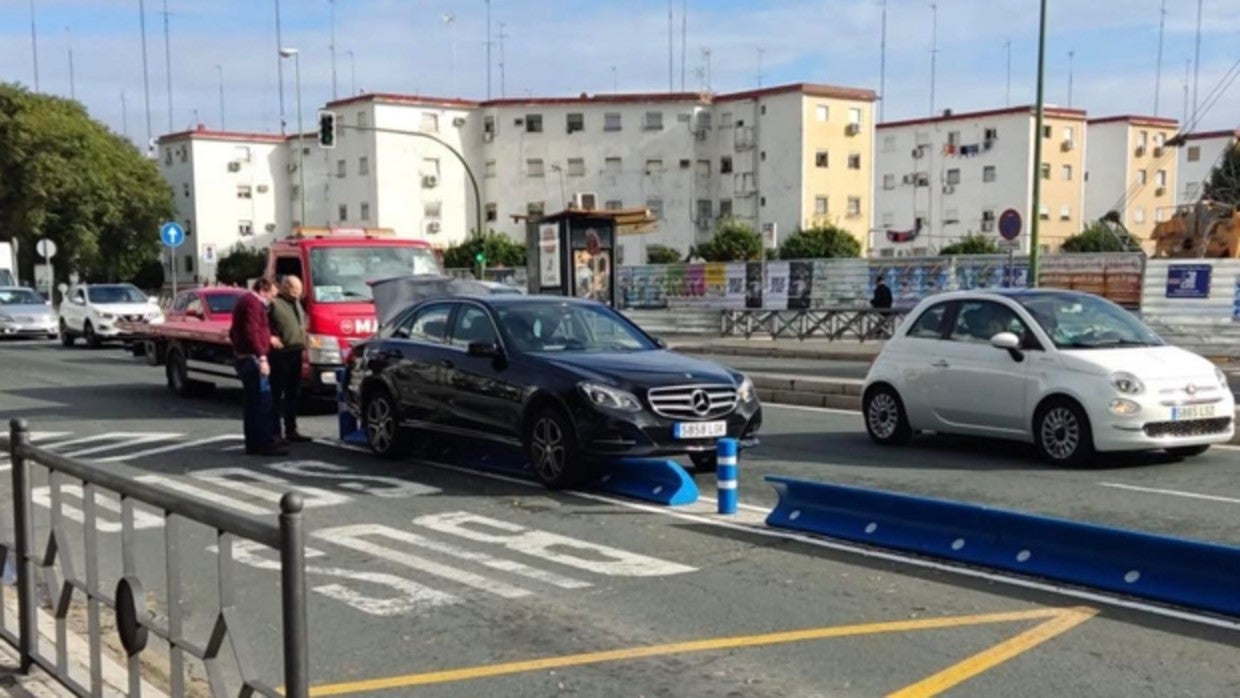 Un vehículo accidentado frente al Hospital Virgen Macarena