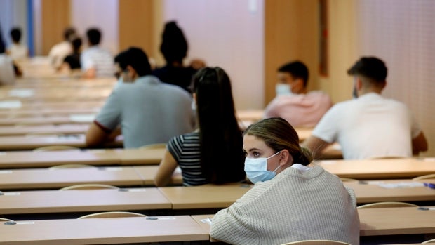 Casi 900 médicos se examinan del MIR a finales de mes en Sevilla