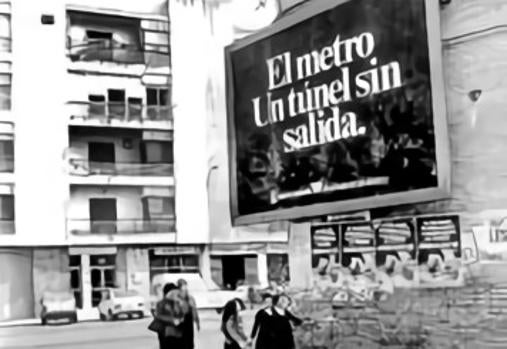 Publicidad en una valla del metro en la década de los ochenta del pasado siglo
