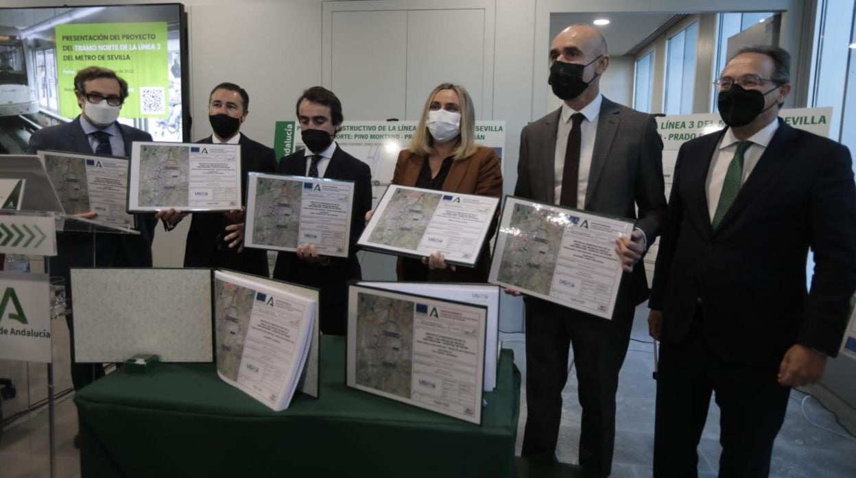 La consejera de Fomento, Marifrán Carazo, presentó el metro junto al alcalde, Antonio Muñoz