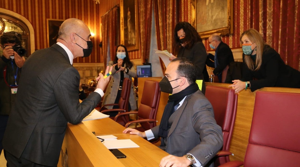 Antonio Muñoz se dirige a la bancada del PP y de Vox en la sesión de este lunes
