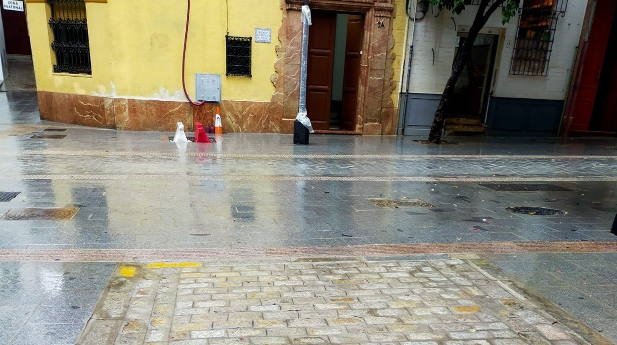 Los dos tipos de adoquín en la confluencia de Mateos Gago con Mesón del Moro