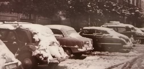 Vehículos aparcados en la Plaza Nueva