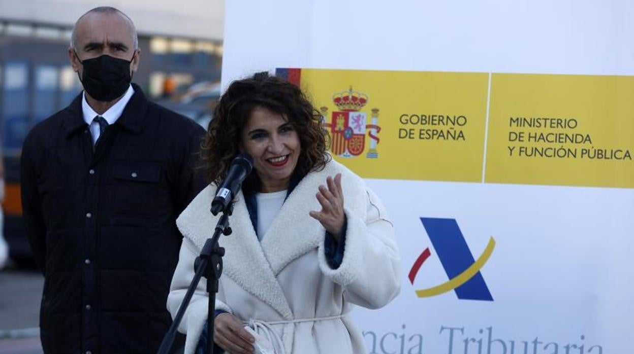 María Jesús Montero, el pasado viernes en Sevilla, con Antonio Muñoz en segundo plano