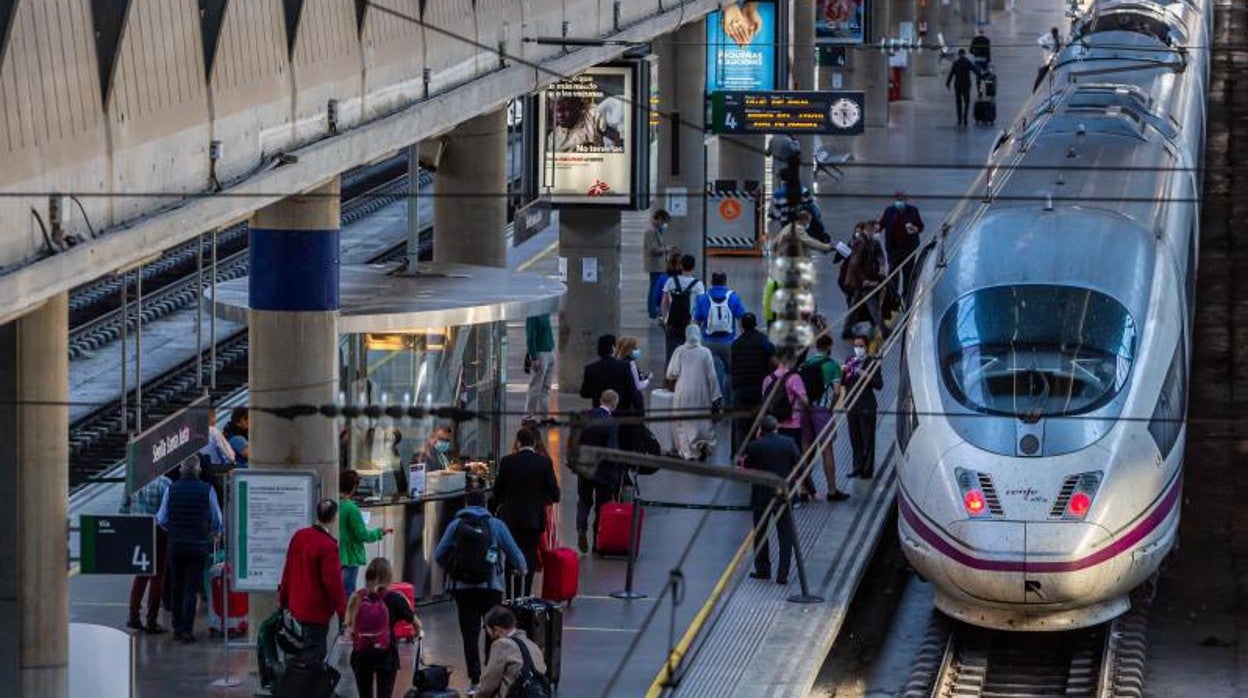 Uno de los trenes AVE en al estación de Santa Justa