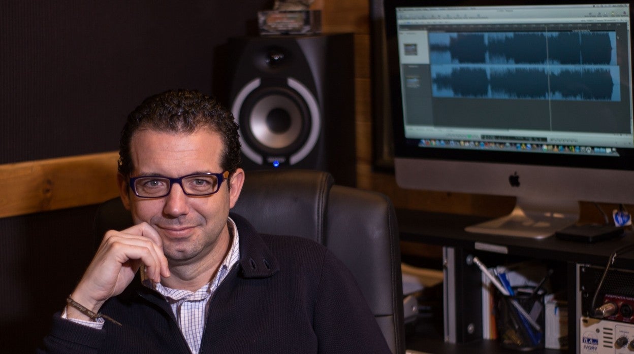 El compositor sevillano José Abraham en un estudio musical