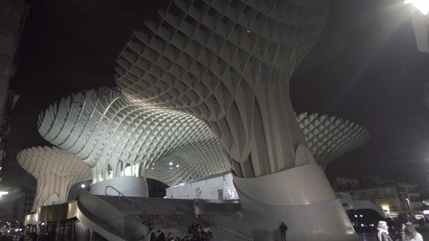 Un turista ebrio sufre lesiones graves tras caer al vacío en plaza de la Encarnación en Sevilla