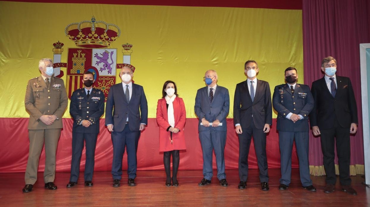 Los premiados junto a los organizadores y la ministra de Defensa