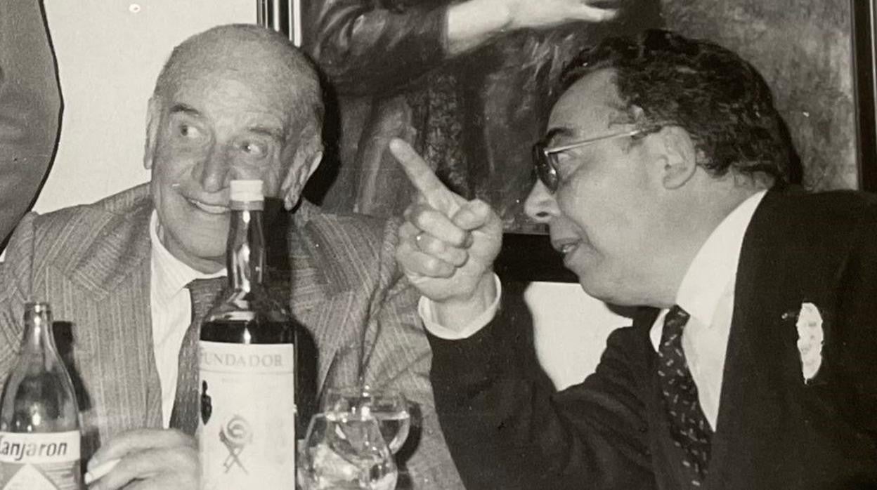 Álvaro Domecq y Manolo Ávila, en animada tertulia en el Donald