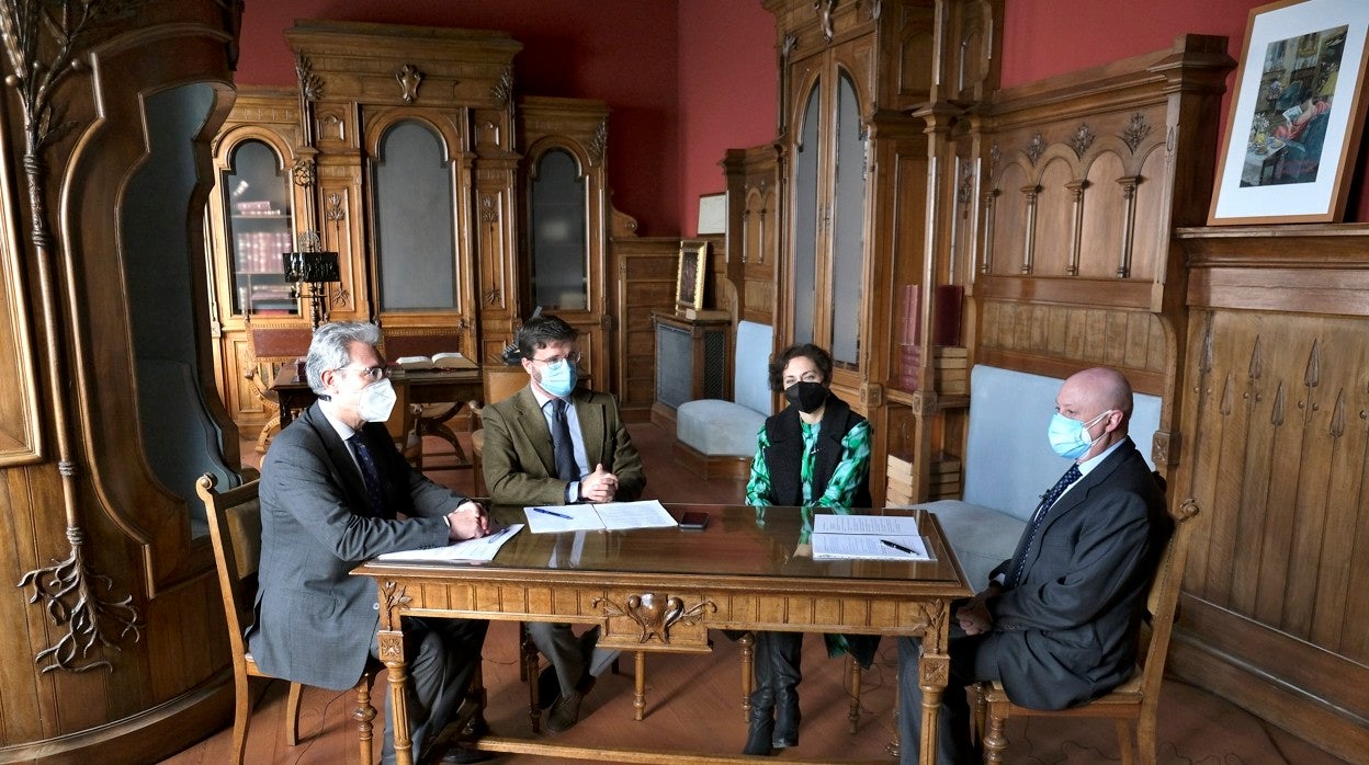 Salvador Torres, Carmen Vela y Manuel Seda, durante el encuentro 'Cafés de Redacción'