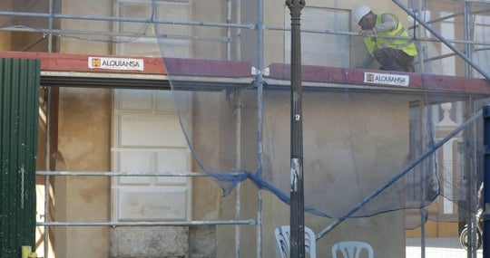 El nuevo tono ocre del arco de la Macarena