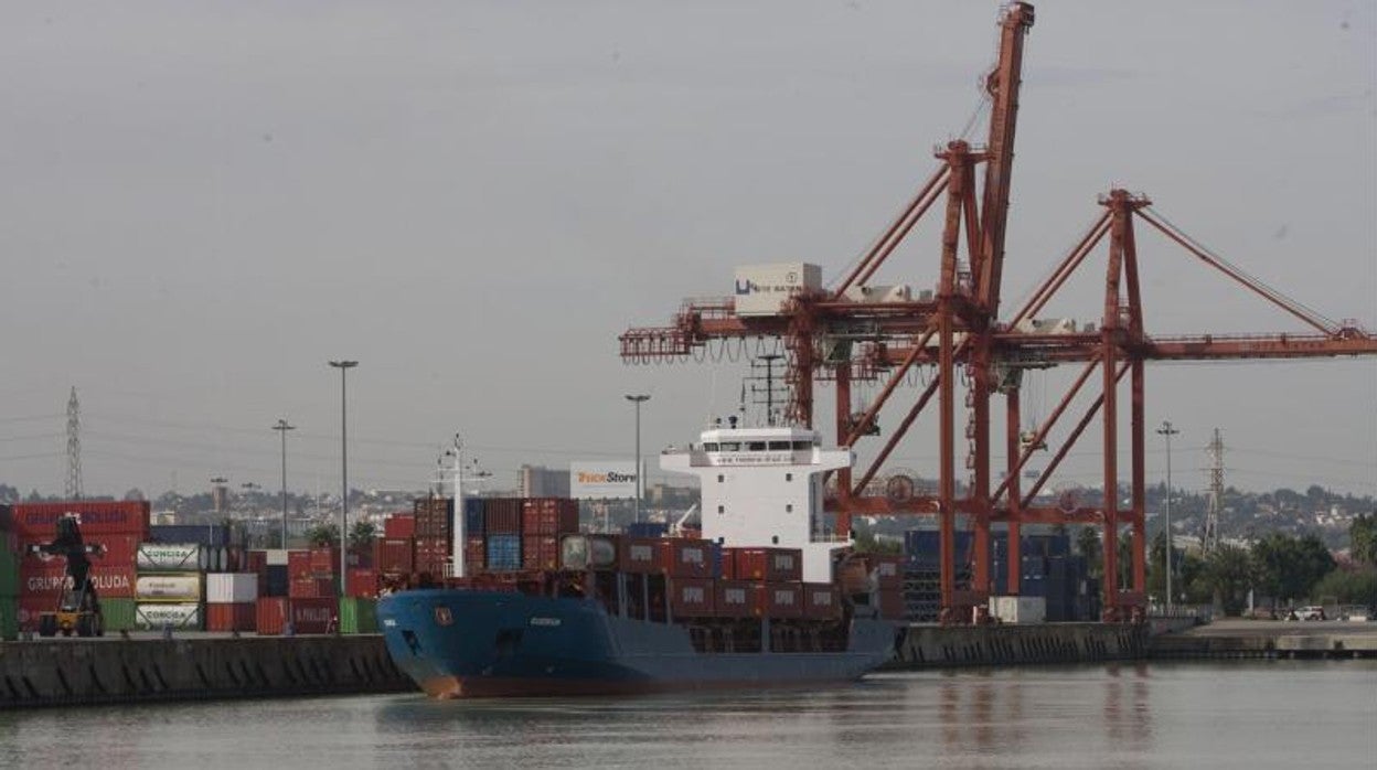 Un barco de carga en los muelles de Sevilla