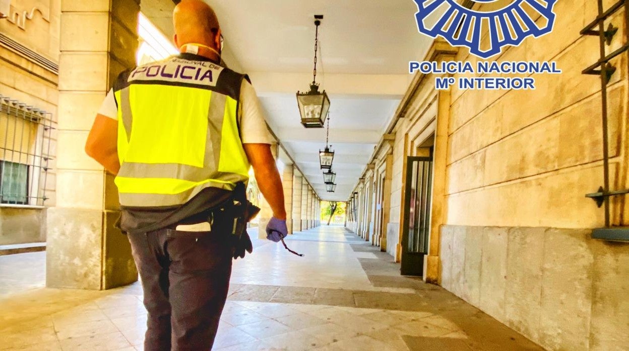 Uno de los agentes llega a los juzgados tras trasladar al detenido