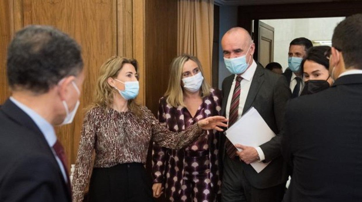 La ministra de Transportes, la consejera de Fomento y el alcalde, el pasado jueves en Madrid