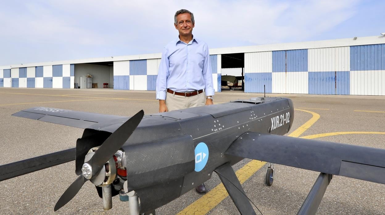 Antonio Gómez Guillamón junto a uno de los drones que su compañía fabrica en Sevilla