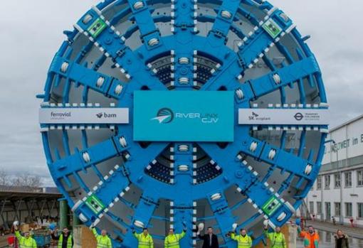 El diámetro de la tuneladora utilizada para hacer el túnel de Silvertown es de 11,91 metros, lo que equivale a casi tres autobuses de dos pisos