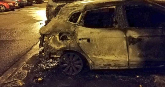 Uno de los coches que salió ardiendo recientemente en el barrio