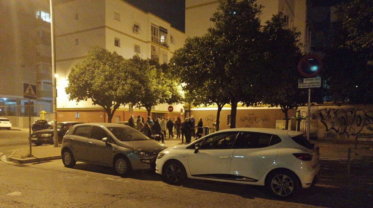 Una de esas patrullas poco antes de salir a recorrer las calles del barrio