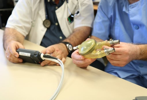 El nuevo dispositivo mecánico ventricular y el primer «corazón artificial» que se puso hace ya muchos años. El primero es intracardiaco, a diferencia del segundo, que era extracorpóreo