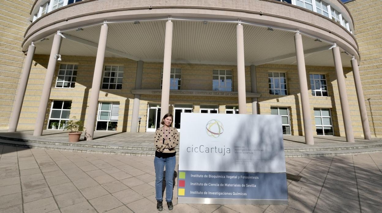 Ana Isabel Borrás en el Instituto de Ciencia de Materiales de Sevilla