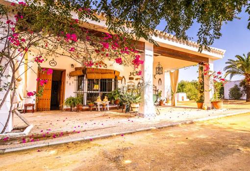 Porche y amplio patio del chalet