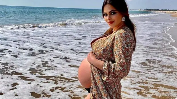 La modelo curvy sevillana Marisa Jara luce su embarazo en la orilla de la playa
