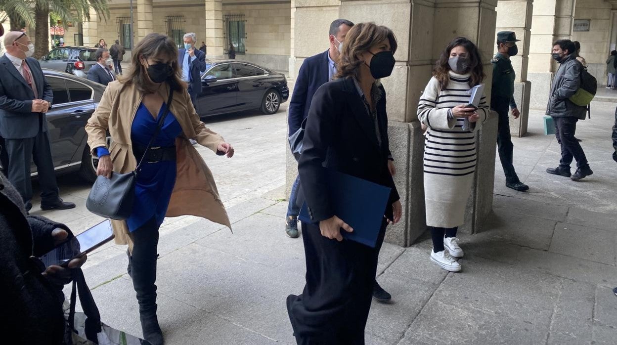 La fiscal general del Estado, Dolores Delgado, a su llegada esta mañana al Palacio de Justicia de Sevilla