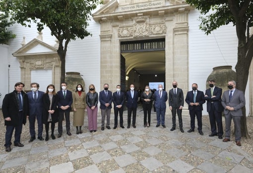 Foto de familia en la puerta de la Galería de ABC