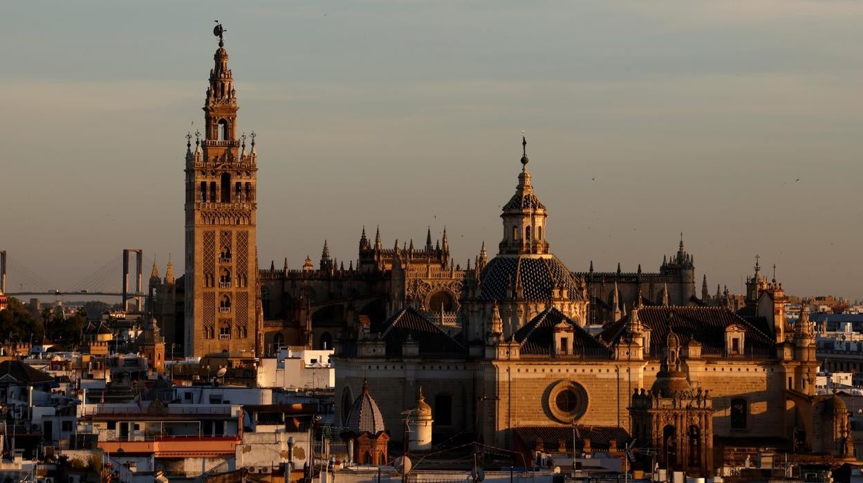 Repican las campanas de la Giralda pidiendo por la paz en Ucrania