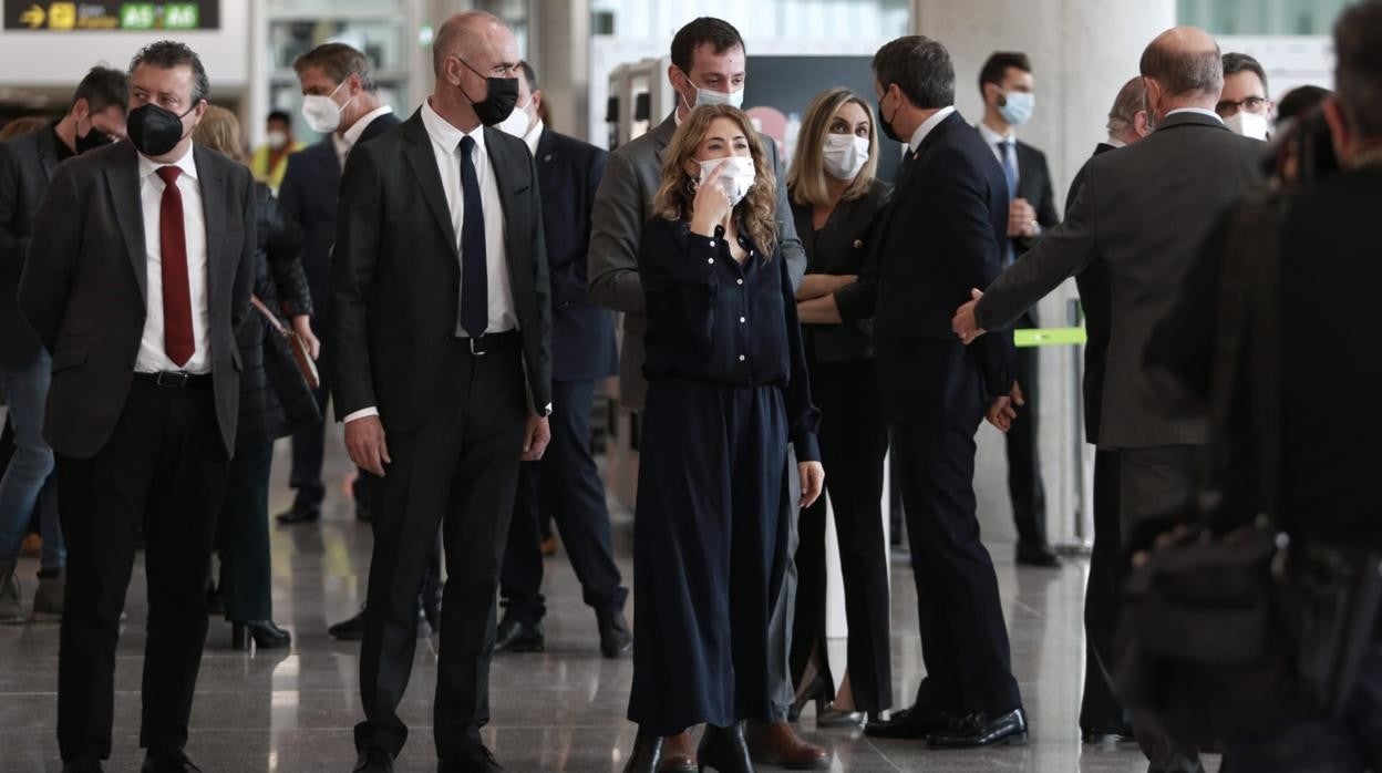 La ministra, Raquel Sánchez, con el alcalde, Antonio Muñoz, este jueves en el aeropuerto
