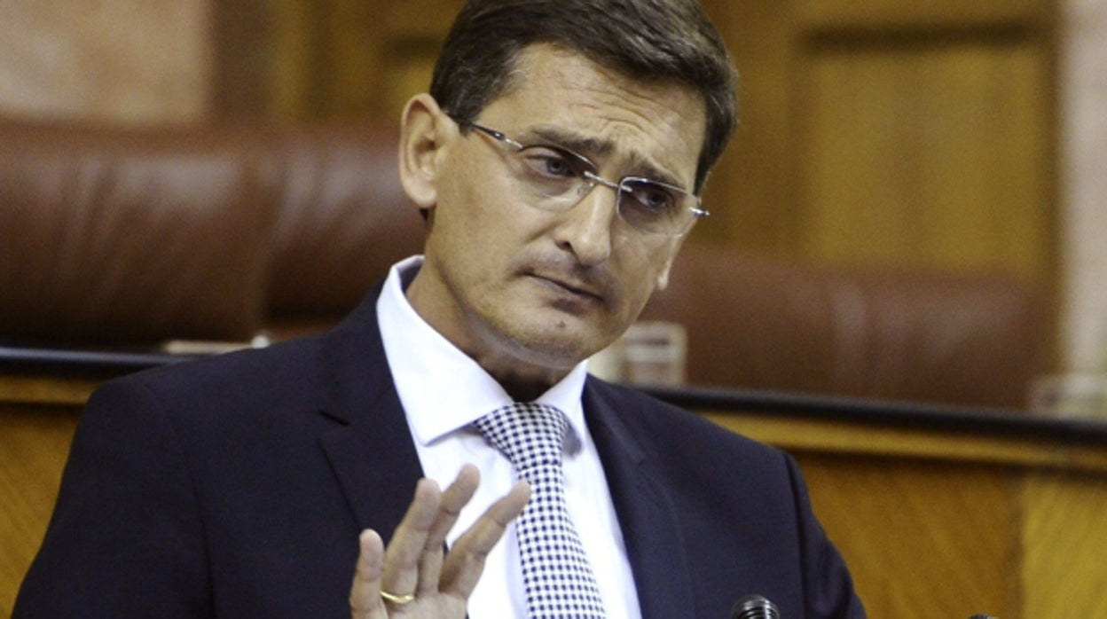 José Luis Sánchez Teruel en la tribuna del Parlamento, en una imagen de archivo