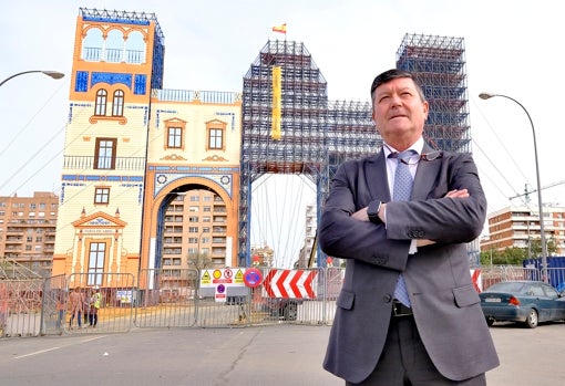 José López Baena, ante la portada de la Feria de Abril 2022