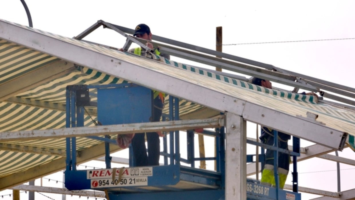 Unos operarios instalan una cubierta a doble altura para facilitar la renovación natural del aire