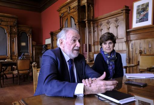 Mayor Oreja y María San Gil durante la entrevista