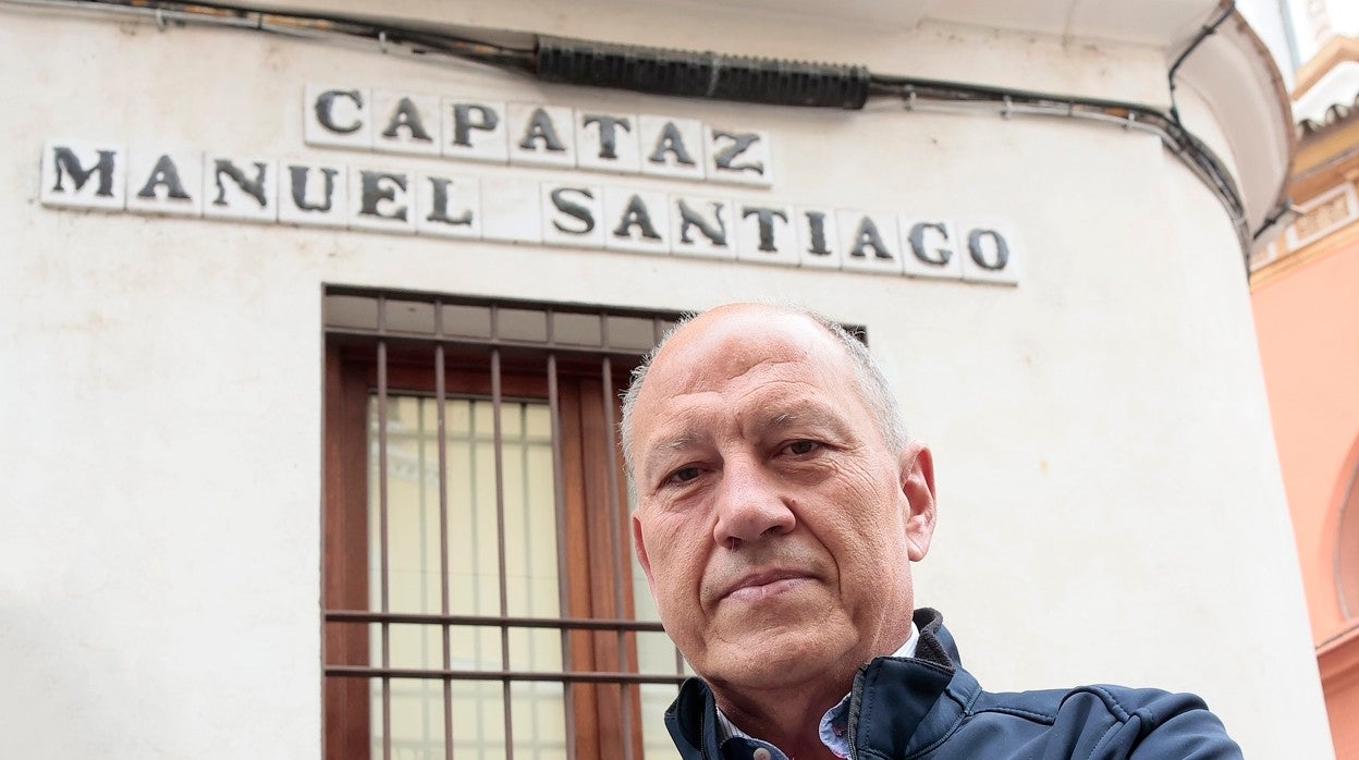 Antonio Santiago en la calle que lleva el nombre de su padre