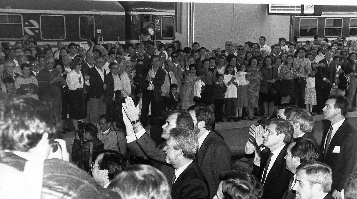 Rojas-Marcos y Chaves en el primer viaje del AVE a Sevilla