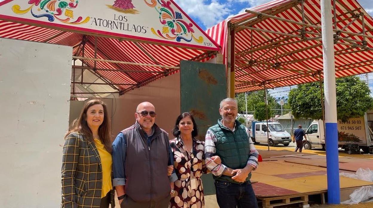 Varios socios de «Los atornillaos» en la puerta de su nueva caseta