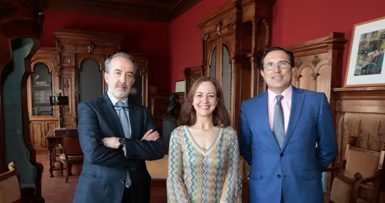 Juan Pino, Itziar Ramos y Emilio Esteban en el despacho original de don Torcuato Luca de Tena