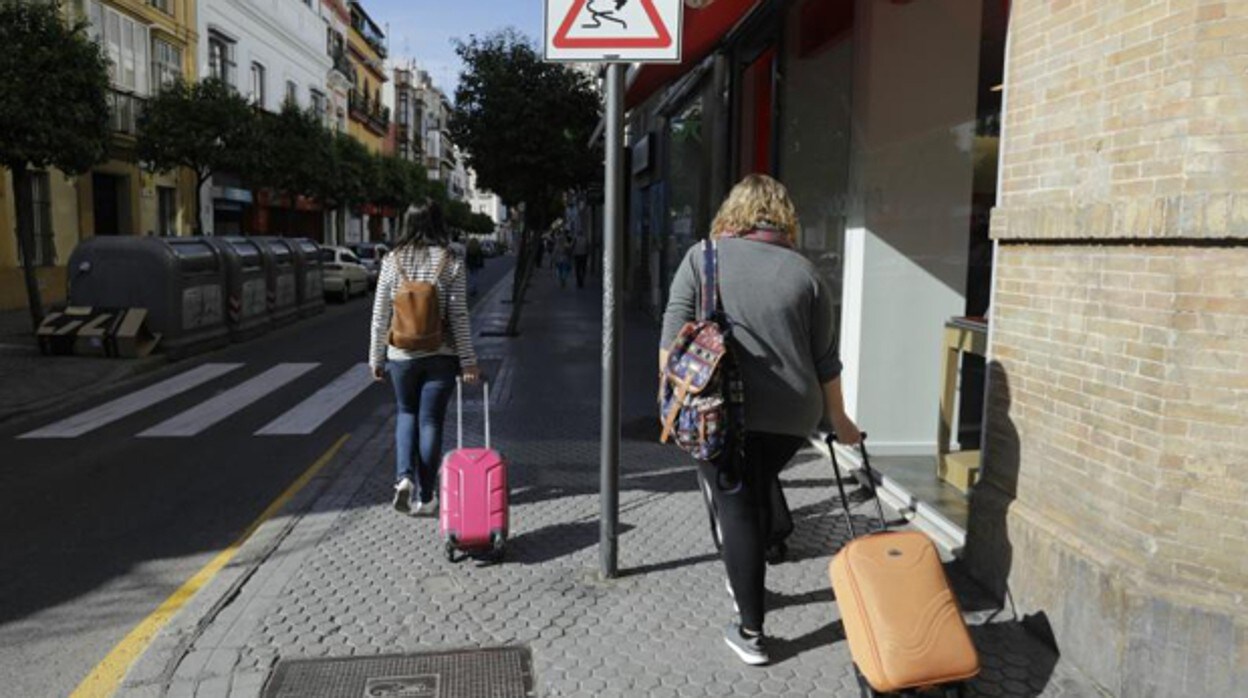 El Ayuntamiento aprueba definitivamente regular los pisos turísticos de Sevilla como hoteles y hostales