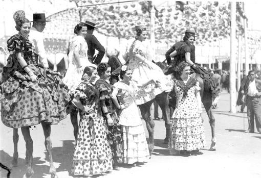 Sevillanos disfrutando de la Feria de Sevilla del año 1936